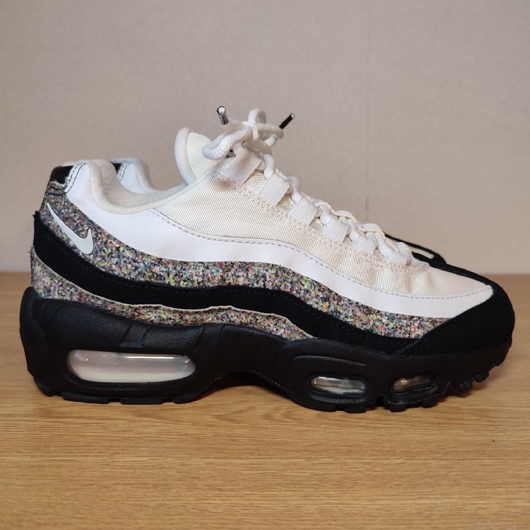 NIKE(ナイキ)の★極美品 大人気 NIKE WMNS AIR MAX 95 SE レディースの靴/シューズ(スニーカー)の商品写真