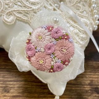 刺繍ブローチorヘアゴム✳︎フラワーボックスpink garden(コサージュ/ブローチ)