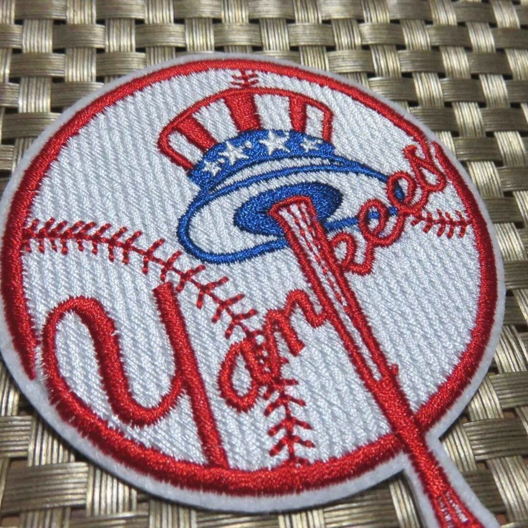 白赤NY帽子型◆MLB ニューヨーク・ヤンキース野球ベースボール刺繍ワッペン ハンドメイドの素材/材料(各種パーツ)の商品写真