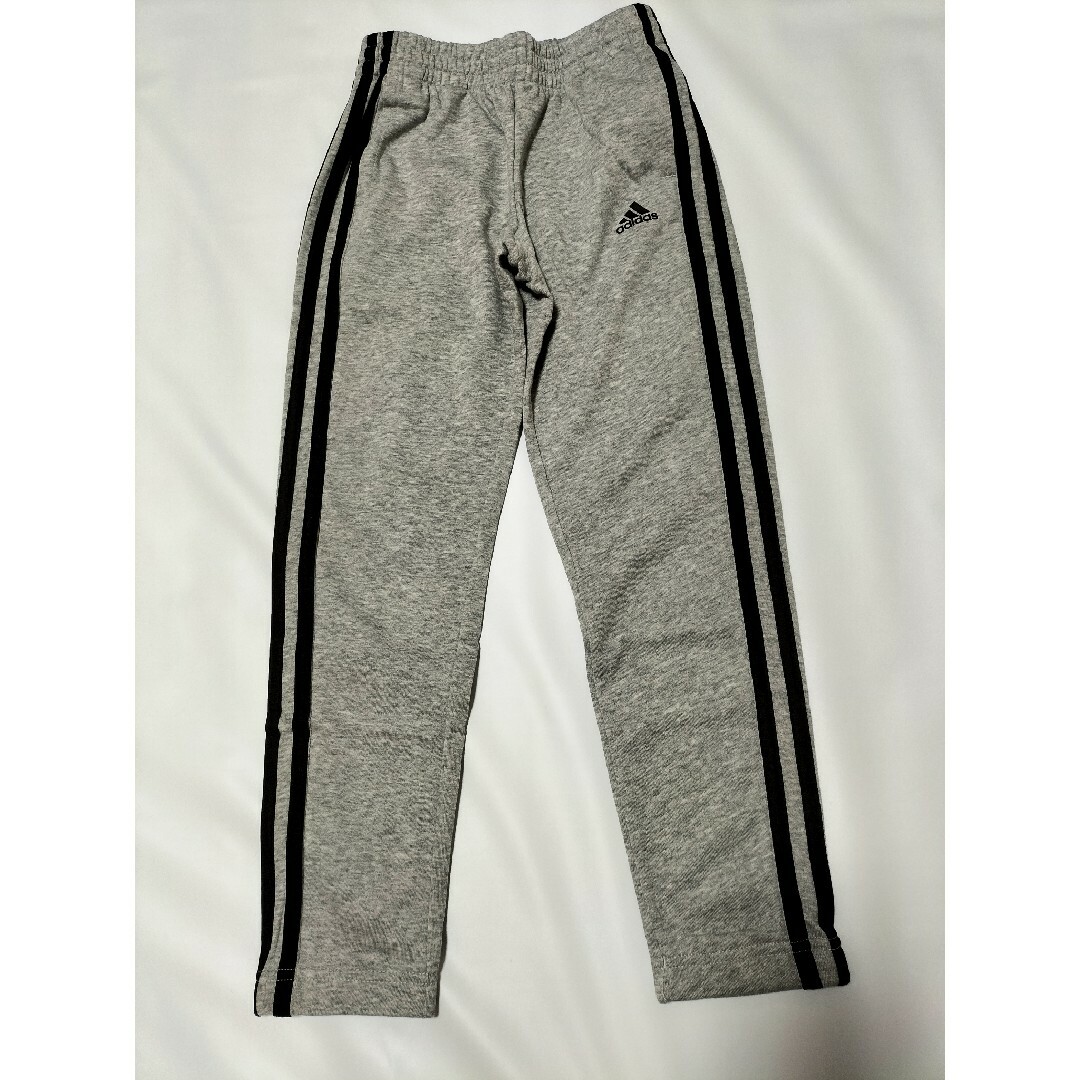 adidas(アディダス)の新品　アディダス　トラックスーツ　ジュニア　キッズ　ジャージ　セットアップ130 キッズ/ベビー/マタニティのキッズ服男の子用(90cm~)(その他)の商品写真