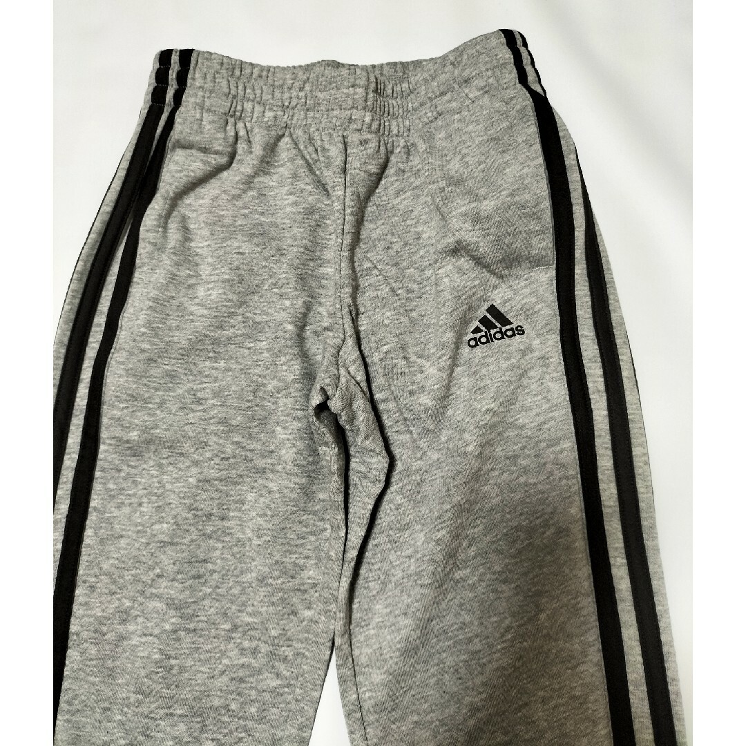 adidas(アディダス)の新品　アディダス　トラックスーツ　ジュニア　キッズ　ジャージ　セットアップ130 キッズ/ベビー/マタニティのキッズ服男の子用(90cm~)(その他)の商品写真