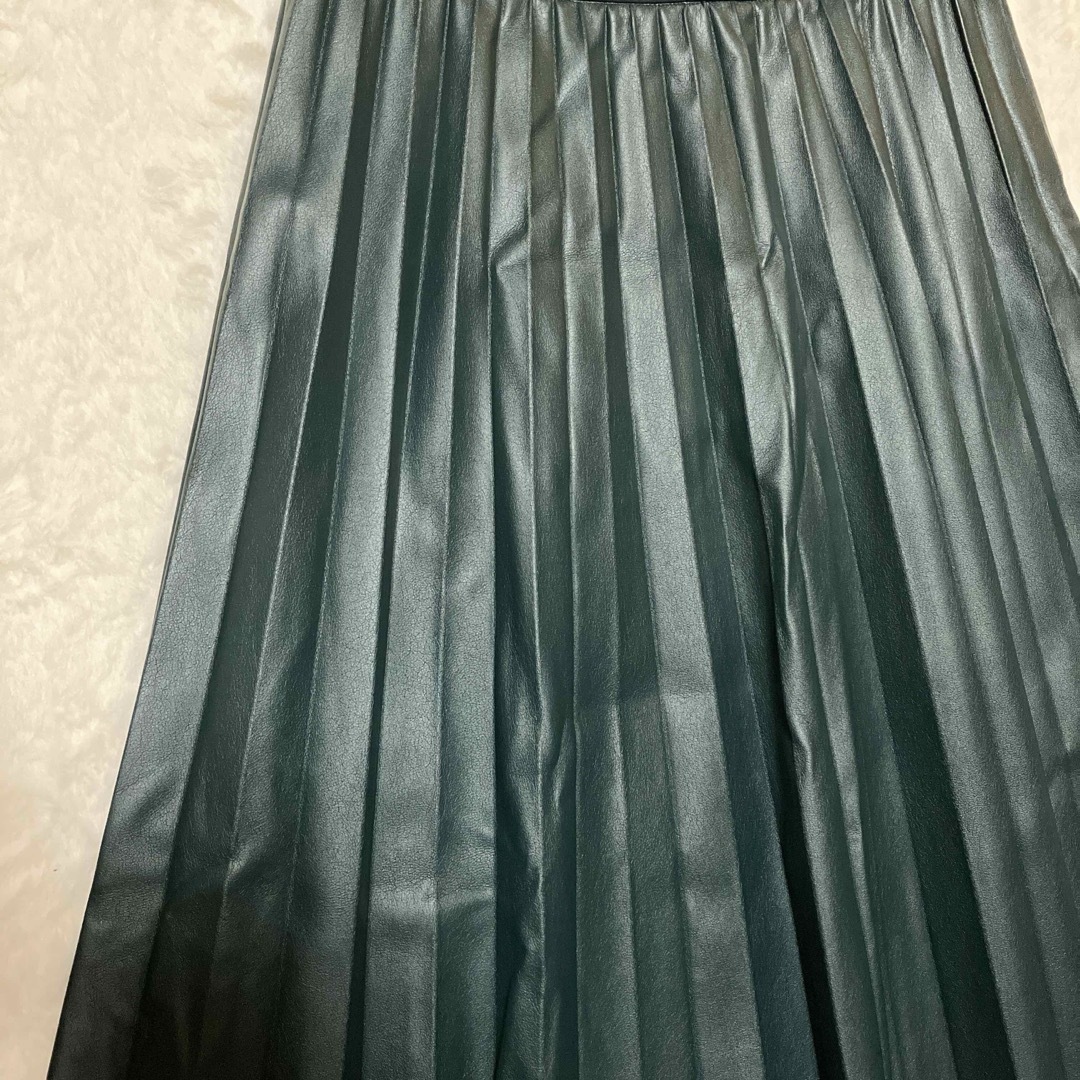 RIM.ARK(リムアーク)のリムアーク　フェイクレザー　ロングスカート　プリーツスカート　ダークグリーン　S レディースのスカート(ロングスカート)の商品写真