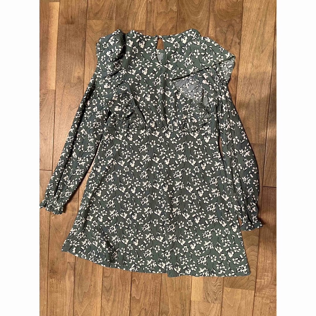 ZARA KIDS(ザラキッズ)のZARAキッズ　フラワーフリルワンピース　140 キッズ/ベビー/マタニティのキッズ服女の子用(90cm~)(ワンピース)の商品写真