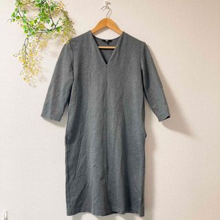 ユニクロ(UNIQLO)のユニクロ UNIQLO ポンチ Vネック ワンピース グレー M(ひざ丈ワンピース)