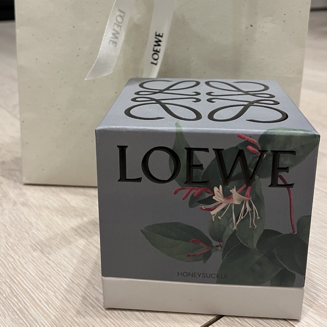 LOEWE(ロエベ)の【新品未使用】ロエベ　キャンドル　ハニーサックル コスメ/美容のリラクゼーション(キャンドル)の商品写真