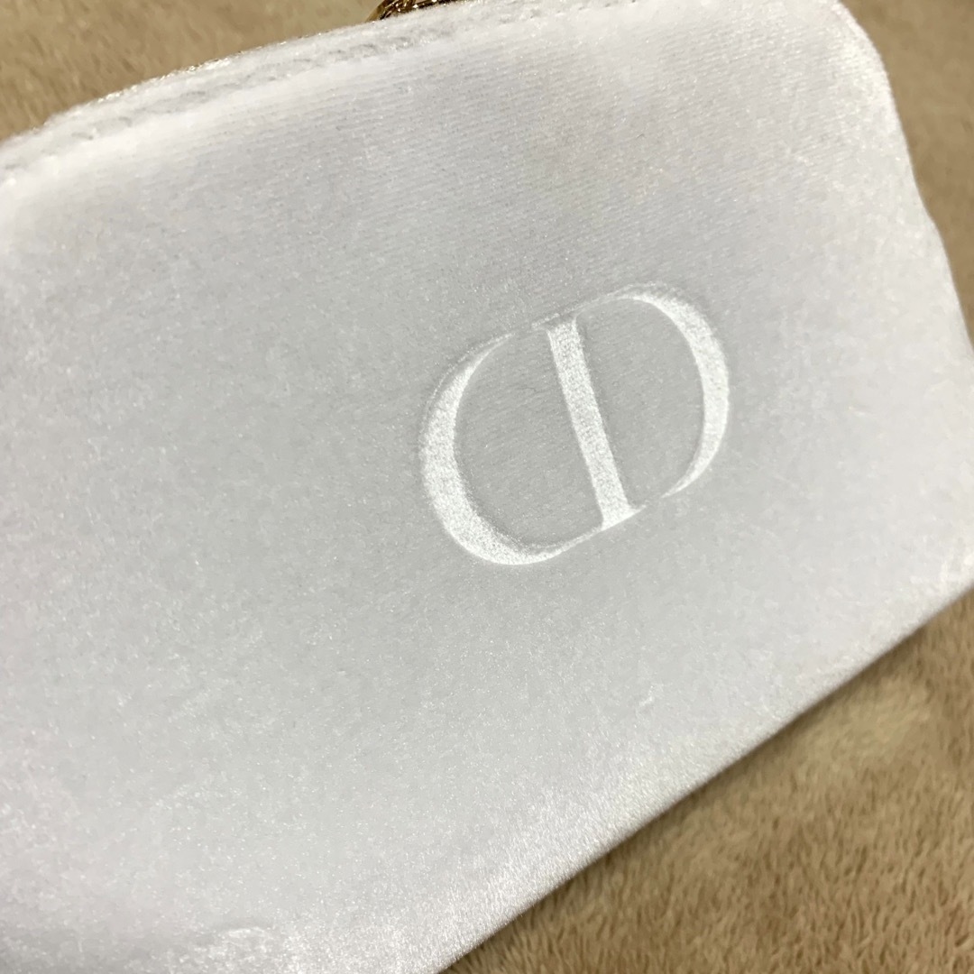 Dior(ディオール)の【未使用】Dior  ディオール　ノベルティ　ポーチ　ベロア生地　白 レディースのファッション小物(ポーチ)の商品写真