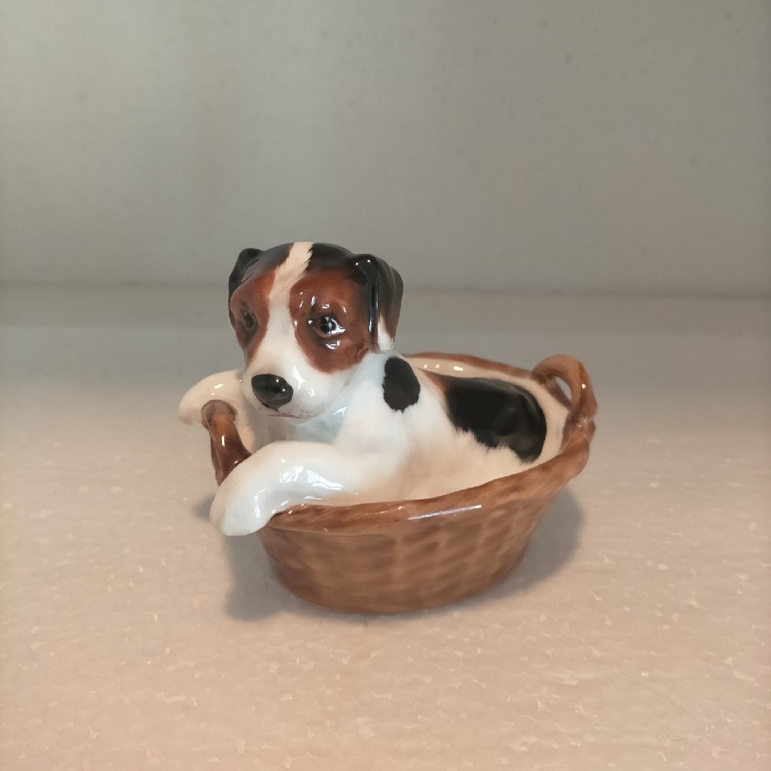 Royal Doulton(ロイヤルドルトン)のロイヤルドルトン　テリア 犬　バスケット インテリア/住まい/日用品のインテリア小物(置物)の商品写真