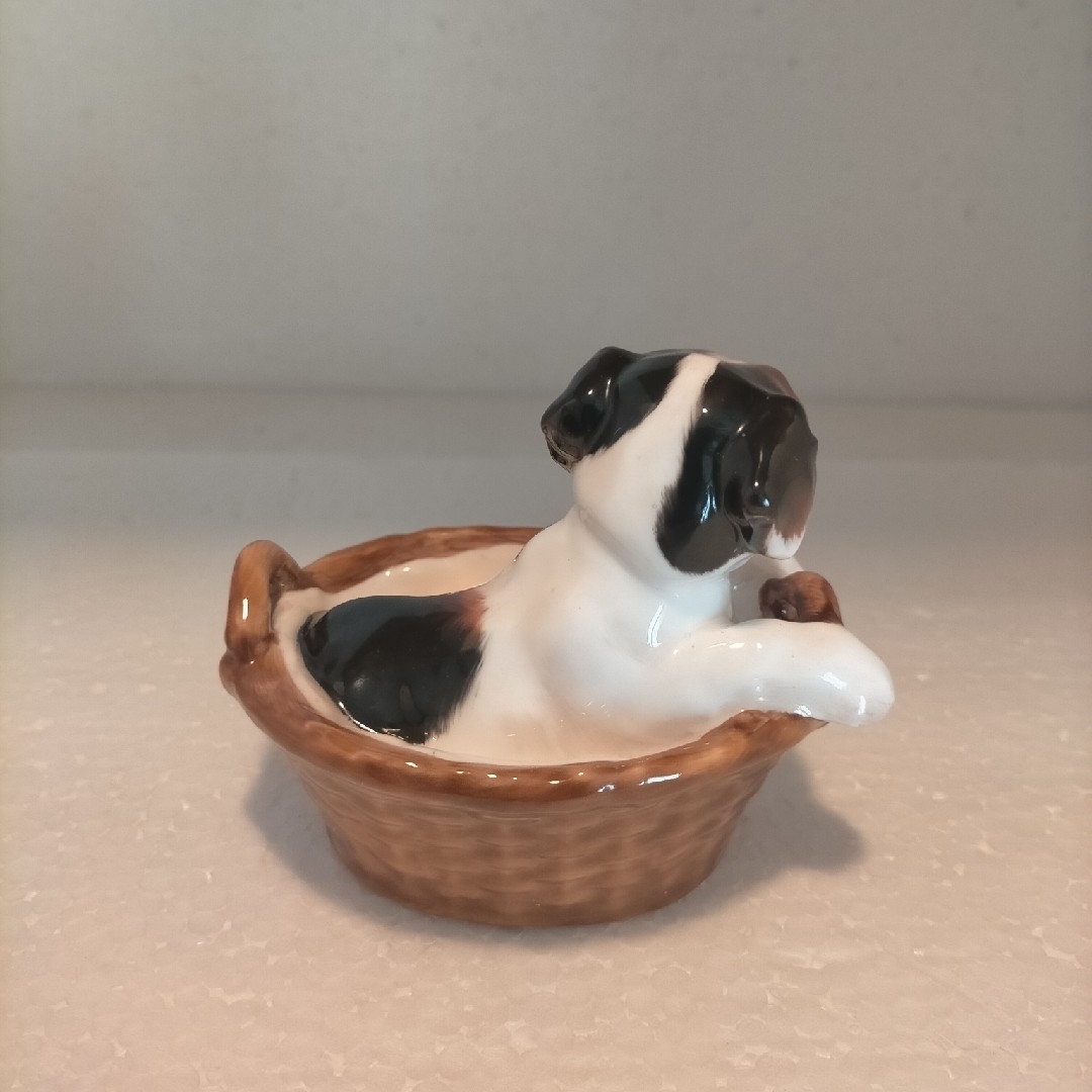 Royal Doulton(ロイヤルドルトン)のロイヤルドルトン　テリア 犬　バスケット インテリア/住まい/日用品のインテリア小物(置物)の商品写真