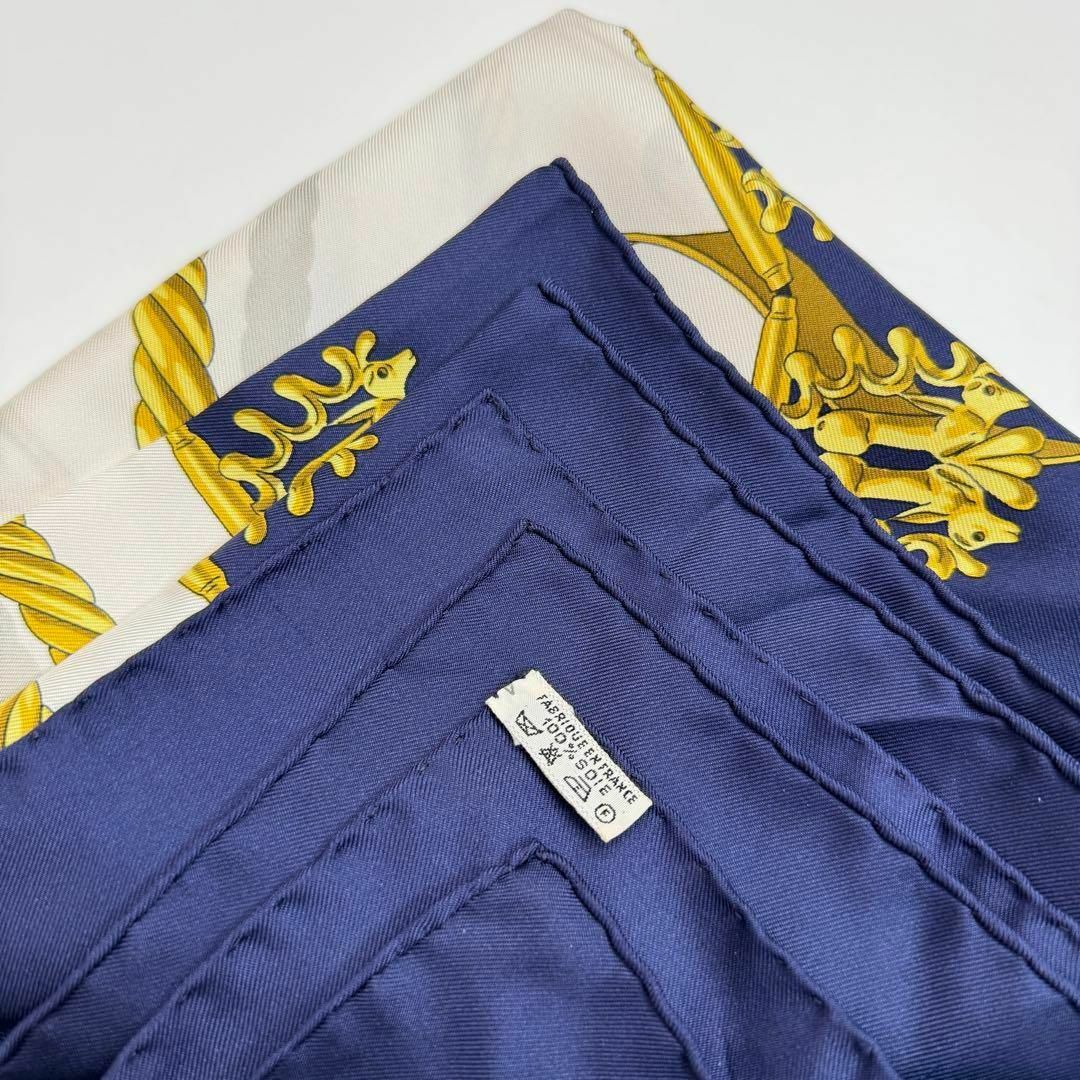 Hermes(エルメス)のエルメス カレ90 黄金の騎士 スカーフ ネイビー ゴールド シルク レディースのファッション小物(バンダナ/スカーフ)の商品写真
