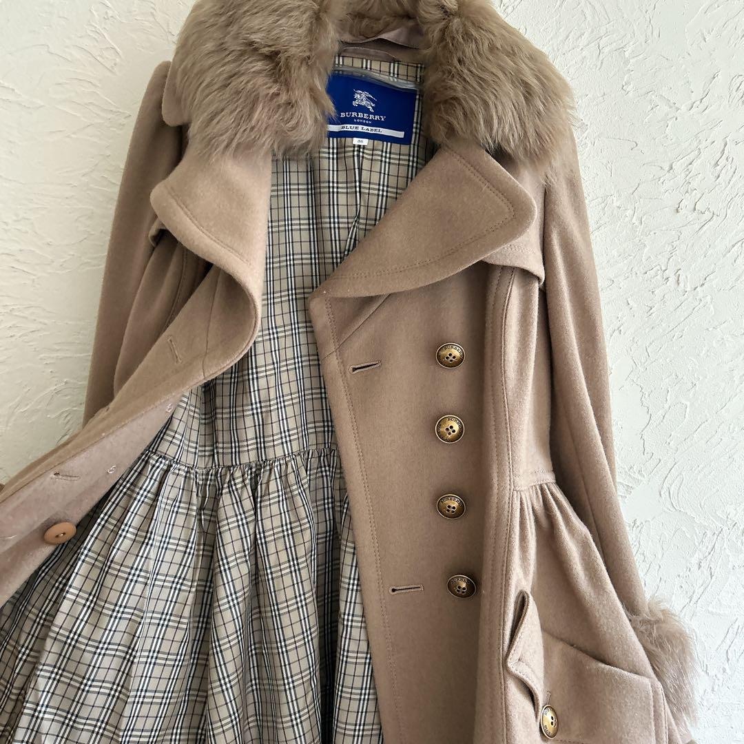 BURBERRY BLUE LABEL(バーバリーブルーレーベル)の専用品BURBERRY フレアコート  リアルファー 金ボタン ノバチェック レディースのジャケット/アウター(ロングコート)の商品写真