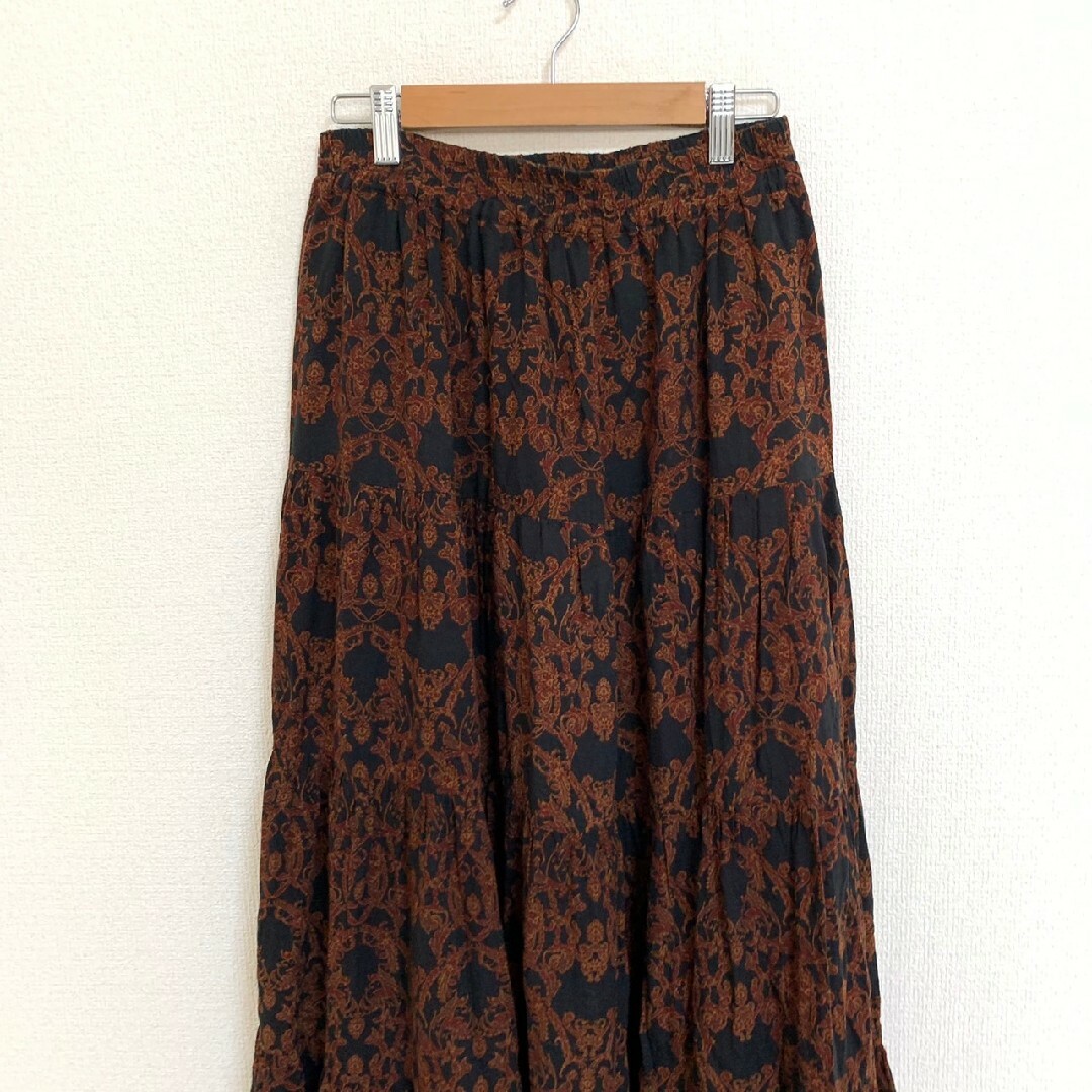 Techichi(テチチ)のテチチ M ティアードスカート ロングスカート 総柄 ブラック ブラウン レッド レディースのスカート(ロングスカート)の商品写真