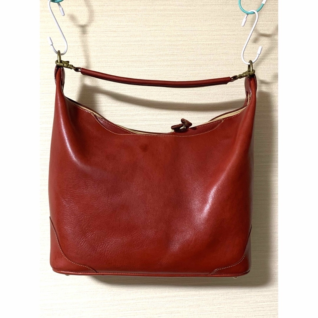 【新品未使用】栃木レザーバッグ大容量　ワンショルダー　バッグ　深赤　ポルコロッソ メンズのバッグ(ショルダーバッグ)の商品写真