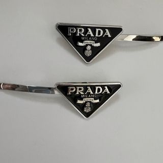 プラダ(PRADA)のPRADA ヘアピン　ブラック　限定値下げ中(ヘアピン)