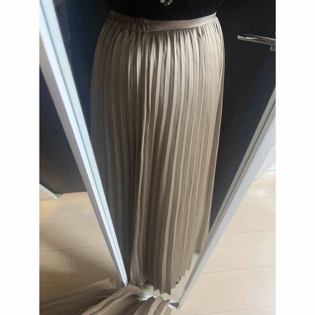 GU(ジーユー)のGU プリーツスカート　シャンパンゴールド レディースのスカート(ロングスカート)の商品写真