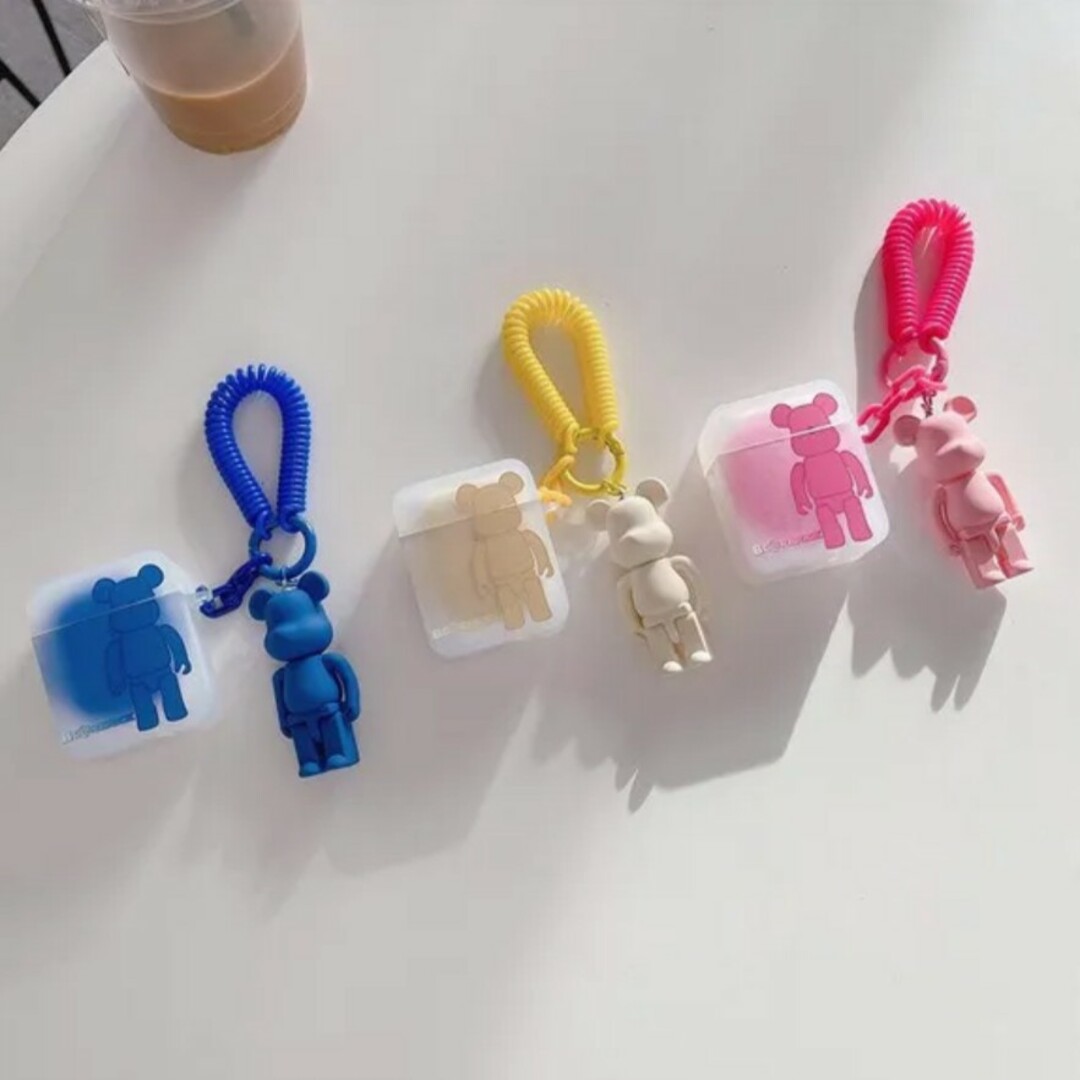 ベアブリック AirPods ケース  ピンク ブルー イエロー スマホ/家電/カメラのスマホアクセサリー(ストラップ/イヤホンジャック)の商品写真