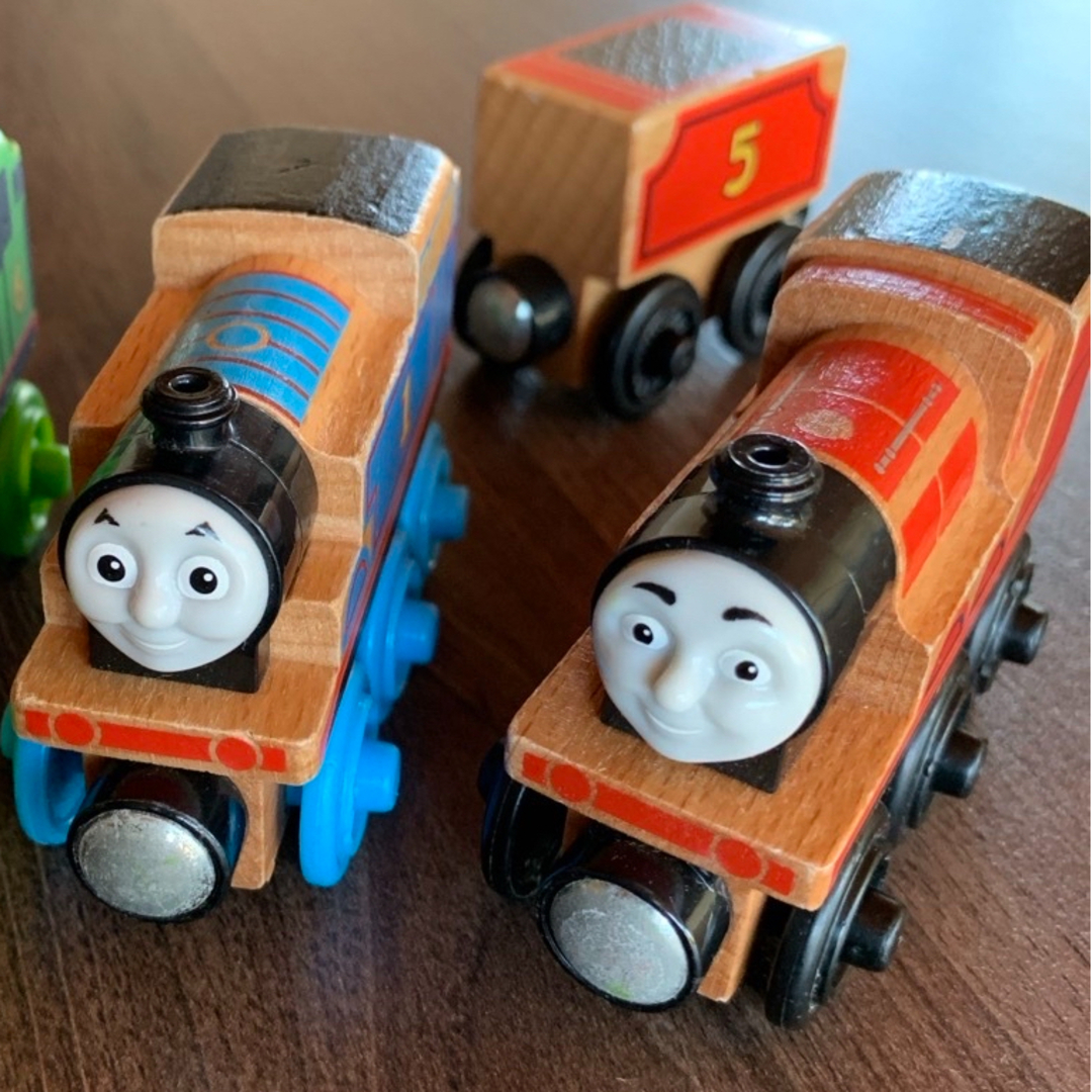 MATTEL(マテル)の【るるりらこ様専用】木製トーマス　ジェームス　ジェームス滑車セット キッズ/ベビー/マタニティのおもちゃ(電車のおもちゃ/車)の商品写真