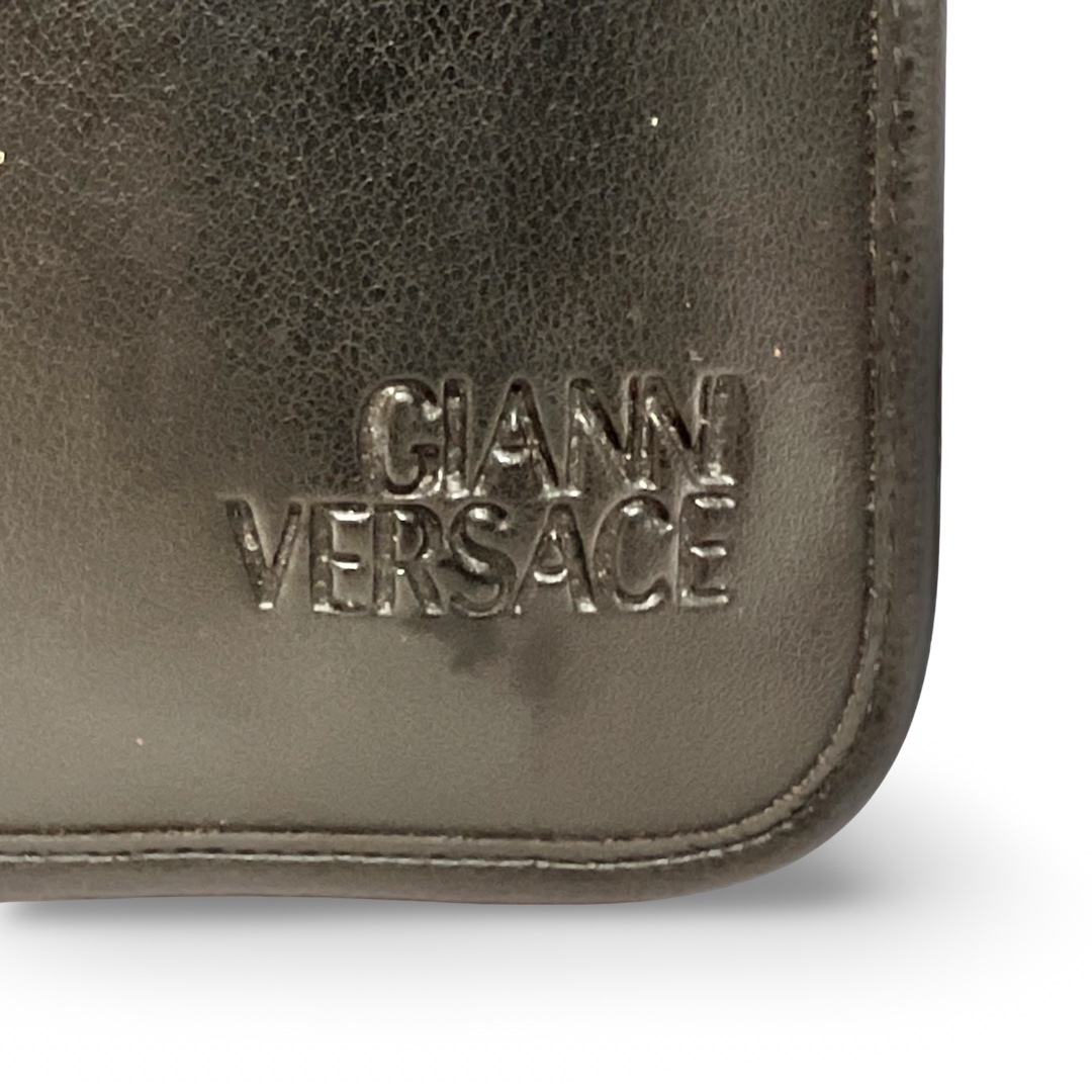 Gianni Versace(ジャンニヴェルサーチ)のGIANNI VERSACE ジャンニヴェルサーチェ メデューサ グレカ レザー調 メガネ サングラス ケース ブラック メンズのファッション小物(その他)の商品写真