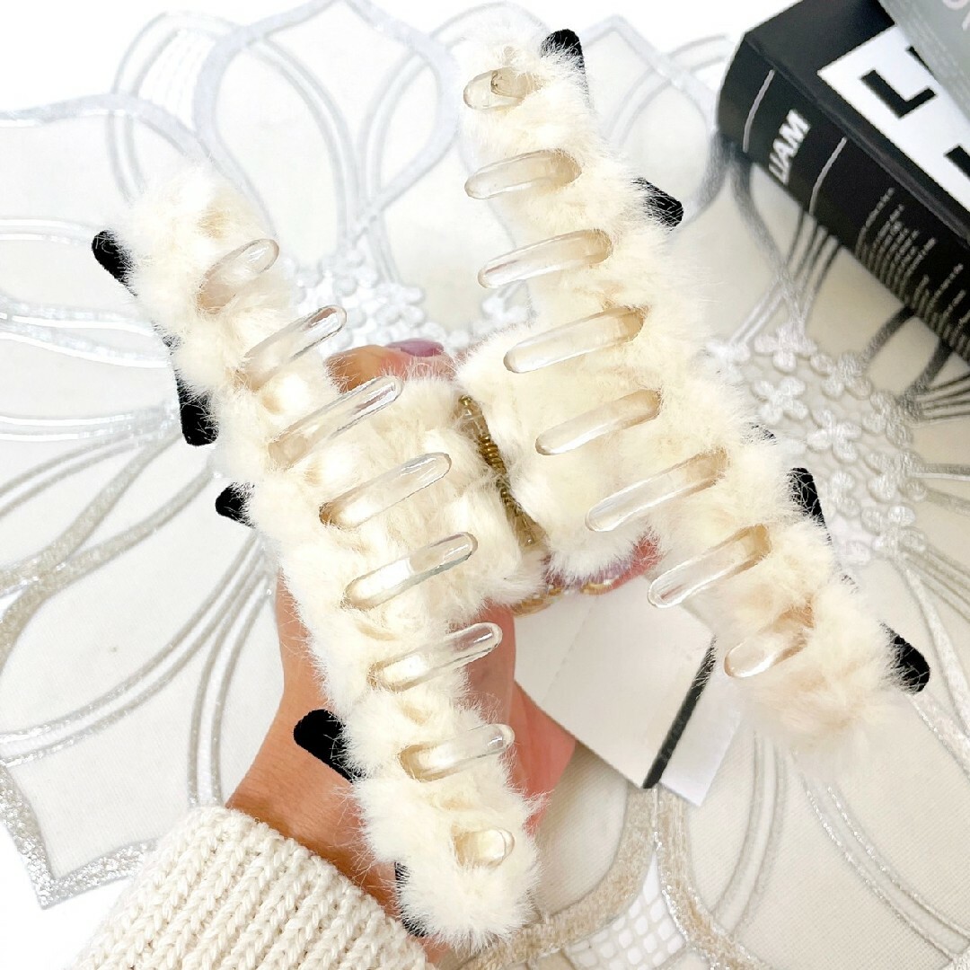 【韓国】リボン付 ファーバンスクリップ  ホワイト レディースのヘアアクセサリー(バレッタ/ヘアクリップ)の商品写真