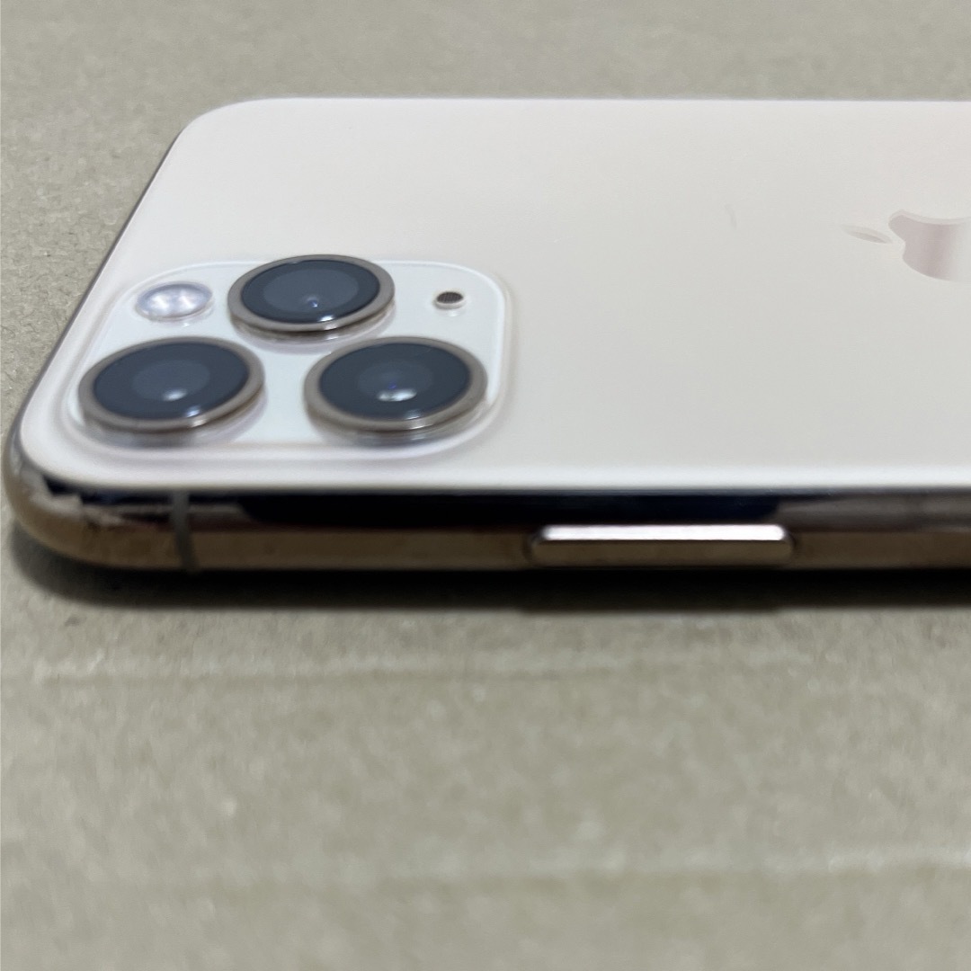 iPhone(アイフォーン)のよっさん様専用　iPhone11pro 64GB ゴールドSIMロック解除済み スマホ/家電/カメラのスマートフォン/携帯電話(スマートフォン本体)の商品写真