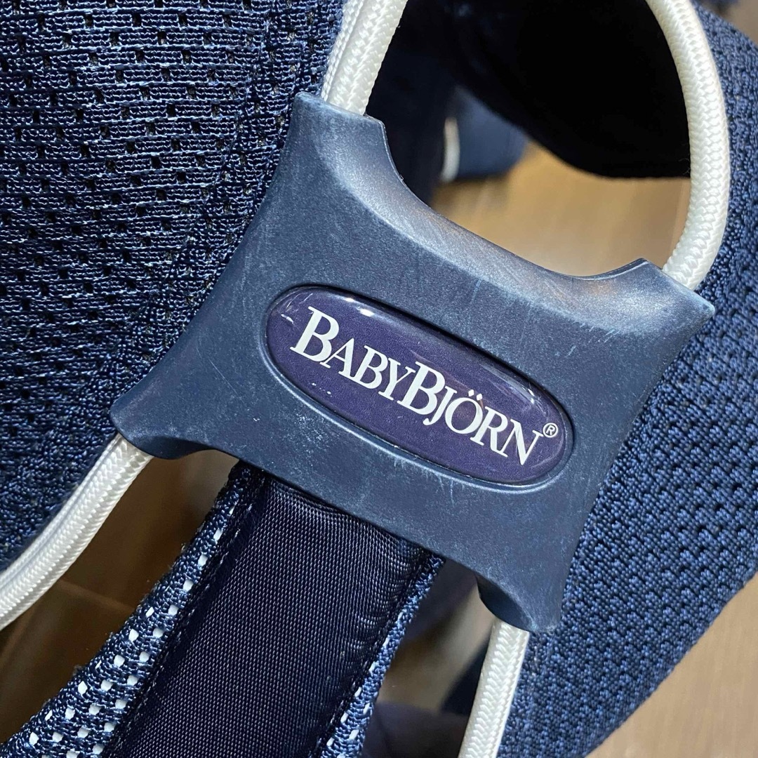 BABYBJORN(ベビービョルン)のBABYBJORN ベビーキャリア メッシュ 抱っこ紐 ベビービョルン ネイビー キッズ/ベビー/マタニティの外出/移動用品(抱っこひも/おんぶひも)の商品写真