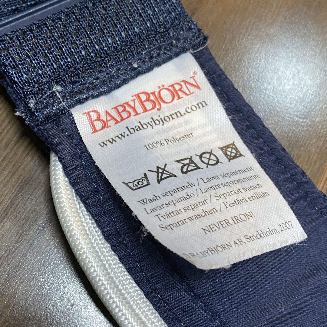 BABYBJORN(ベビービョルン)のBABYBJORN ベビーキャリア メッシュ 抱っこ紐 ベビービョルン ネイビー キッズ/ベビー/マタニティの外出/移動用品(抱っこひも/おんぶひも)の商品写真