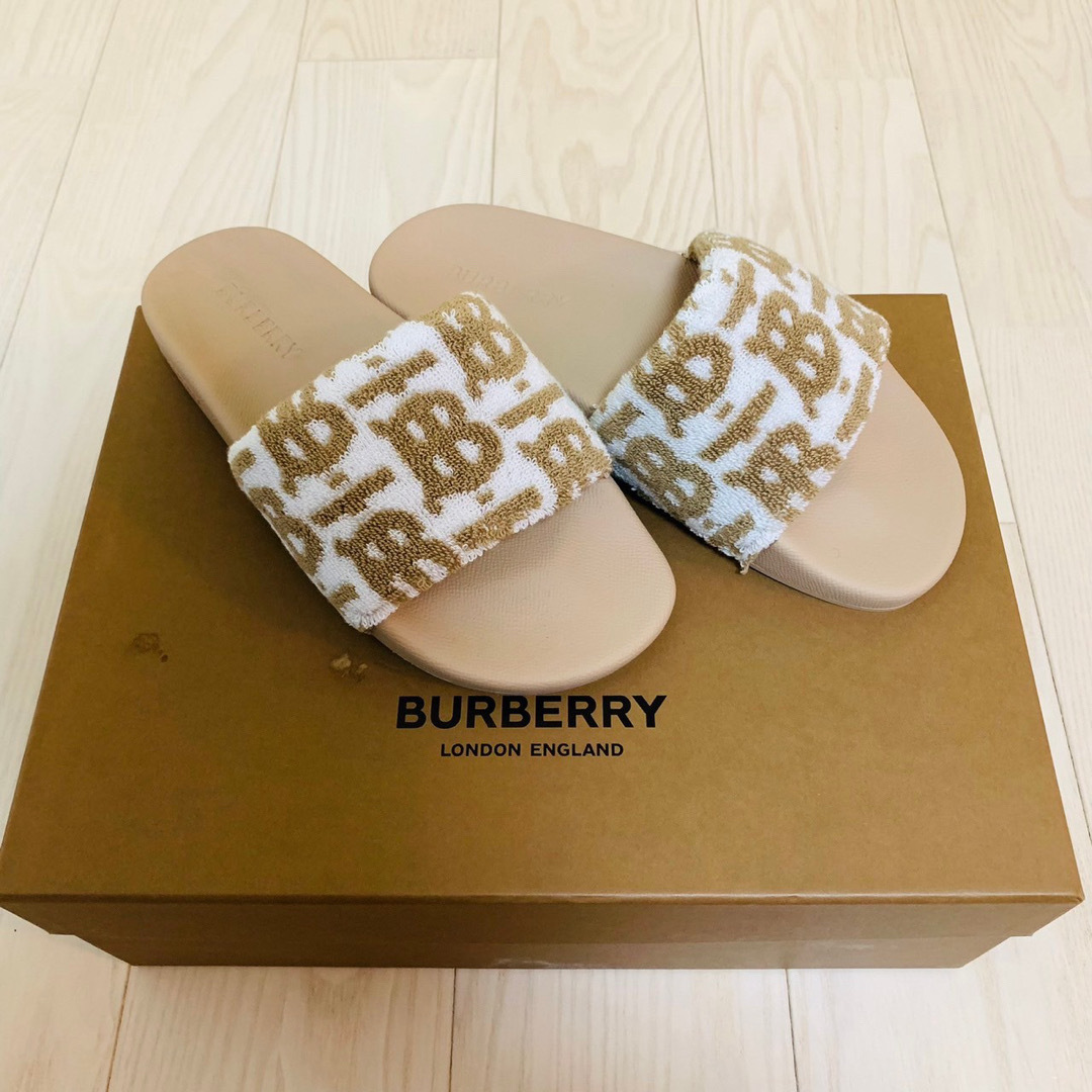 BURBERRY(バーバリー)の【新品未使用】Burberry バーバリー　新作　ボア　サンダル　定価7万円 レディースの靴/シューズ(サンダル)の商品写真