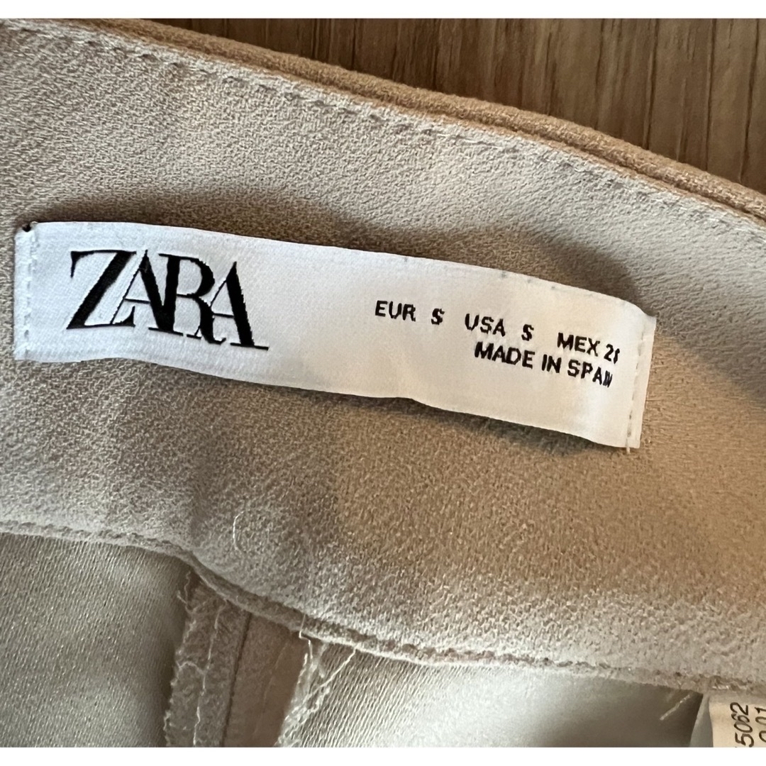 ZARA(ザラ)のZARA ベージュ　パンツ レディースのパンツ(カジュアルパンツ)の商品写真
