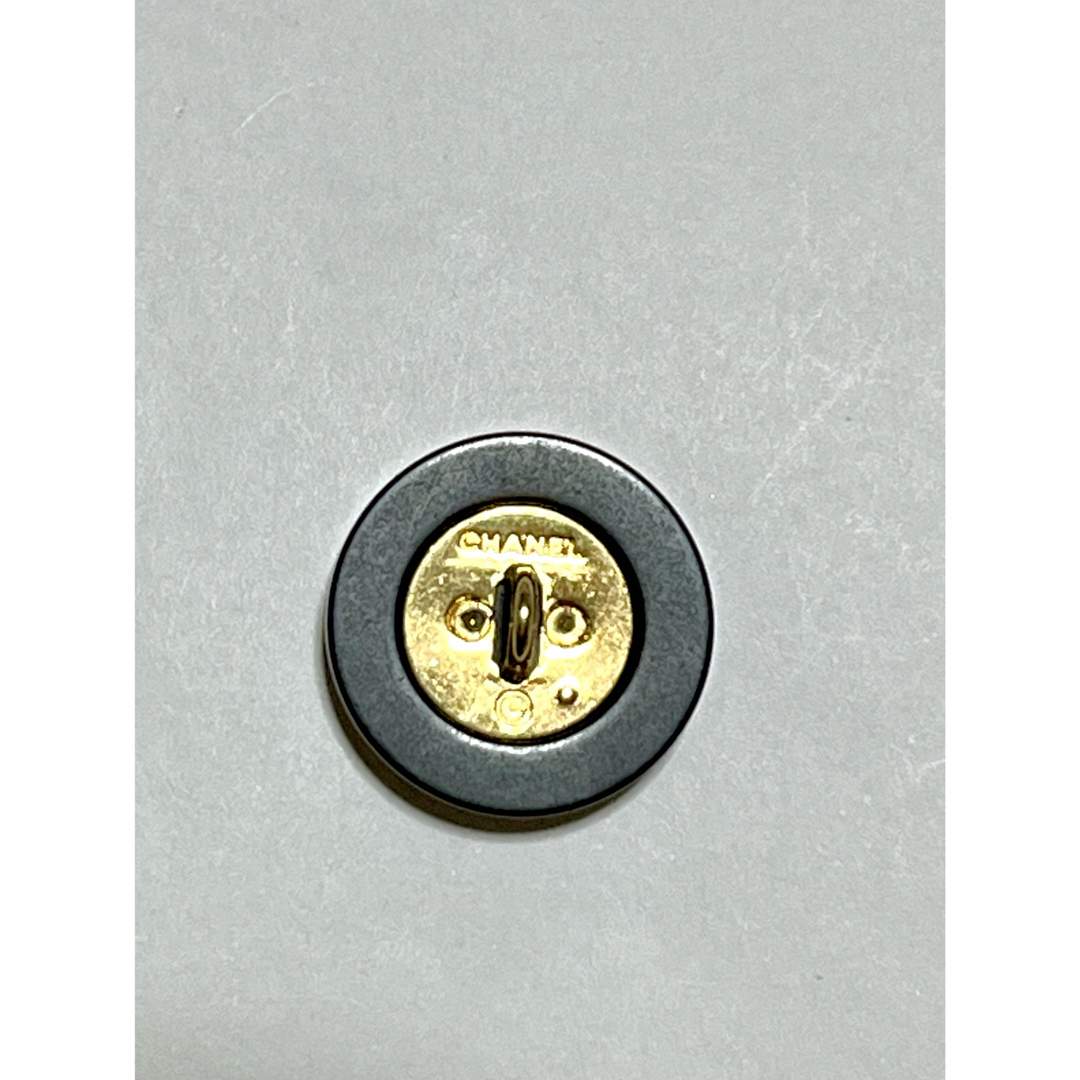 CHANEL(シャネル)のシャネルボタン　ブラック　ゴールド　定番　マット レディースのアクセサリー(その他)の商品写真