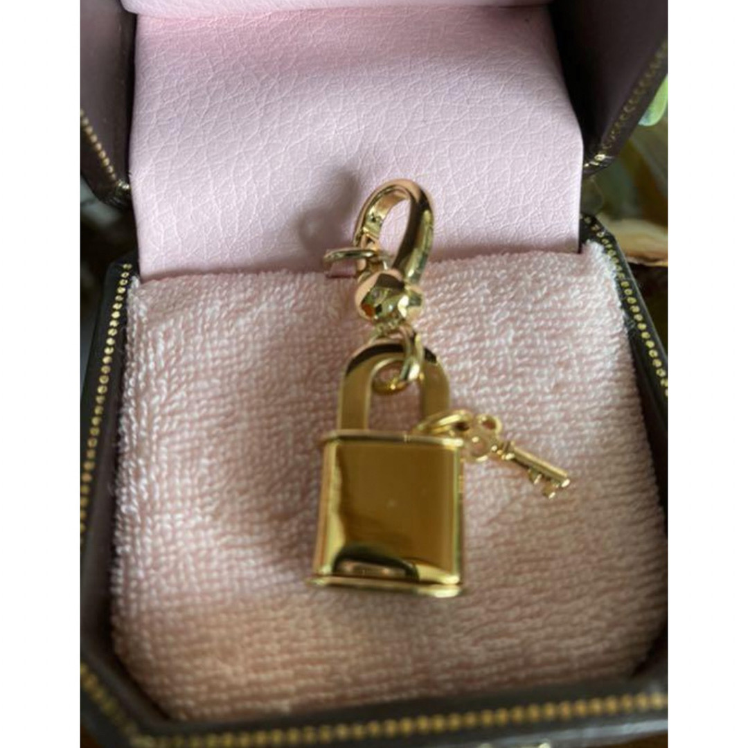 Juicy Couture(ジューシークチュール)のジューシークチュール　Juicy Couture  チャーム　4個 レディースのアクセサリー(チャーム)の商品写真