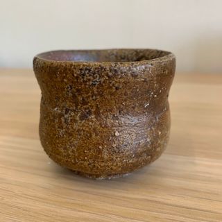 山下譲治作　備前焼　ぐい呑　共箱　共布　略歴付　酒器(陶芸)