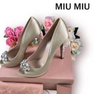 ミュウミュウ(miumiu)の【美品】MIUMIU ビジュー ハイヒール パンプス サテン 定価14万(ハイヒール/パンプス)