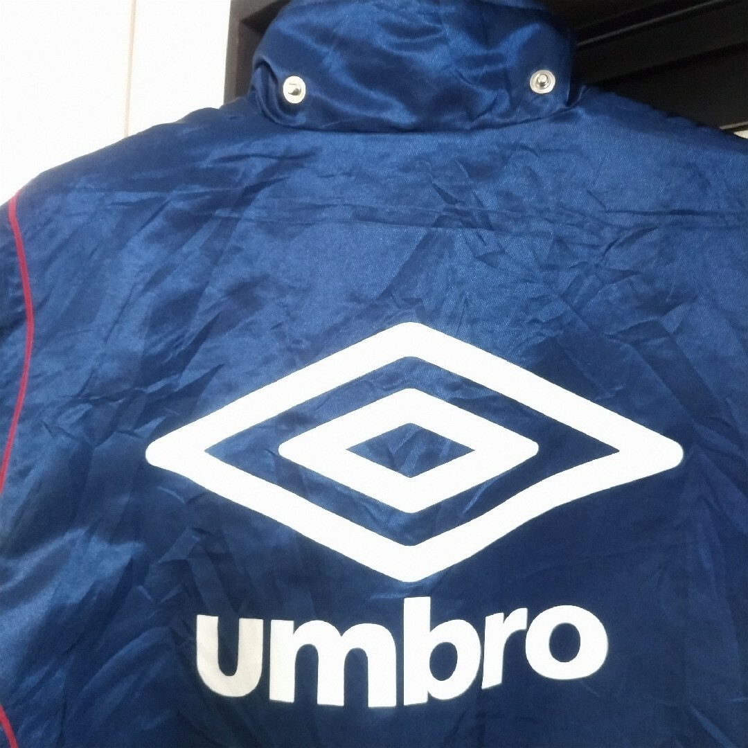 ベンチコート umbro 150 サッカー 紺色 アンブロ スポーツ/アウトドアのサッカー/フットサル(その他)の商品写真