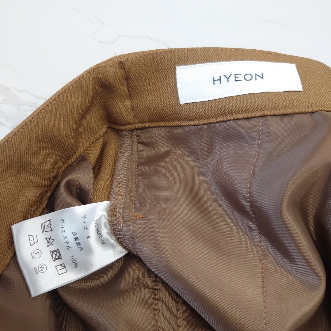 HYEON　 ヘヨン　carrot pants / camel　M レディースのパンツ(カジュアルパンツ)の商品写真