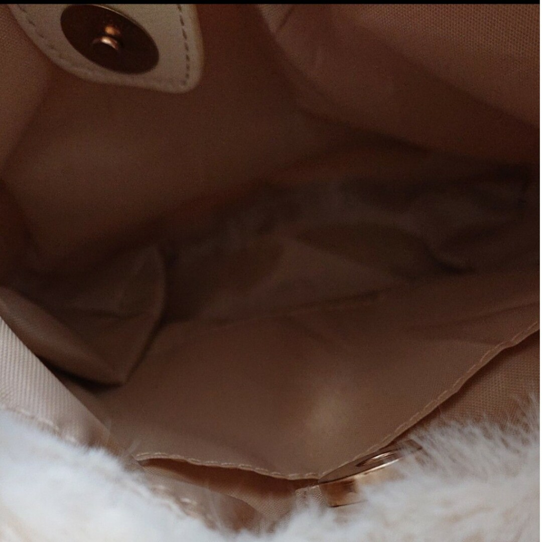 GU(ジーユー)の【新品未使用】ジーユー フェイクファーワンハンドルバッグ 白 レディースのバッグ(ハンドバッグ)の商品写真