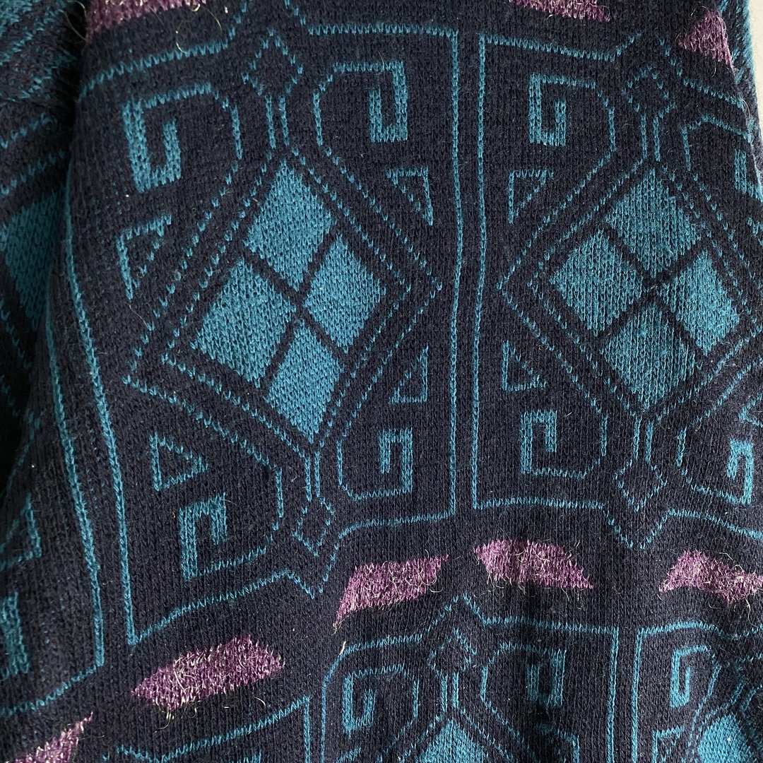 【ニット　イタリア製　幾何学模様　ネイビー　緑　紫　古着】 メンズのトップス(ニット/セーター)の商品写真