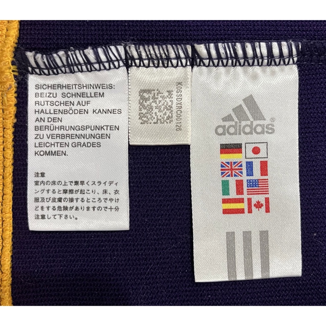 adidas(アディダス)のadidas アディダス 万国旗タグ パフォーマンスロゴ　ベスト  メンズのジャケット/アウター(ダウンベスト)の商品写真