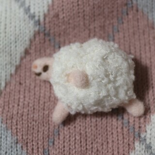 羊毛フェルト　羊のブローチ(コサージュ/ブローチ)