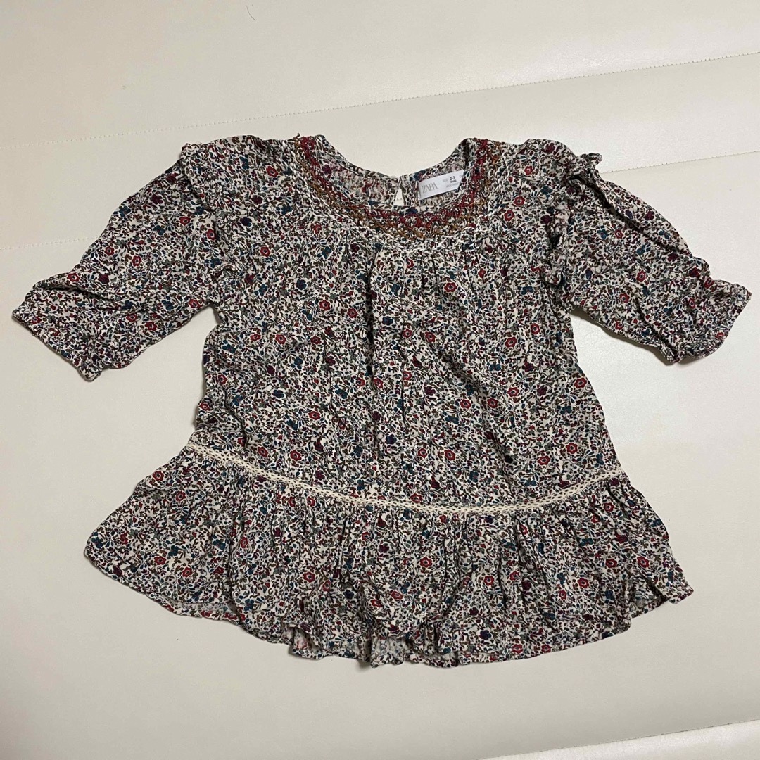 ZARA KIDS(ザラキッズ)のZARA♡花柄ワンピース(98センチ) キッズ/ベビー/マタニティのキッズ服女の子用(90cm~)(ワンピース)の商品写真