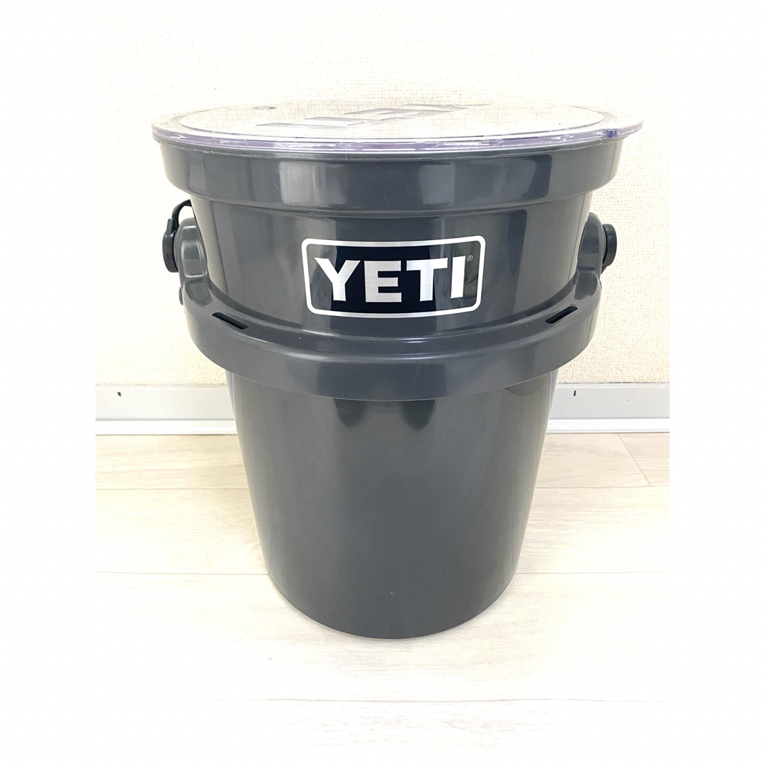 YETI(イエティ)の新品 イエティ バケツ ロードアウト チャコール 5ガロン 蓋付 スポーツ/アウトドアのアウトドア(その他)の商品写真