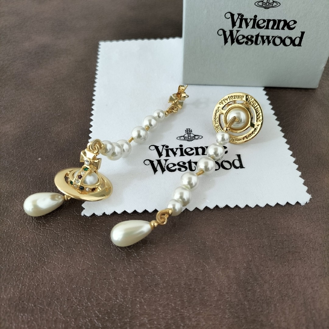 Vivienne Westwood(ヴィヴィアンウエストウッド)のヴィヴィアンウエストウッド　ロングパールピアス レディースのアクセサリー(ピアス)の商品写真