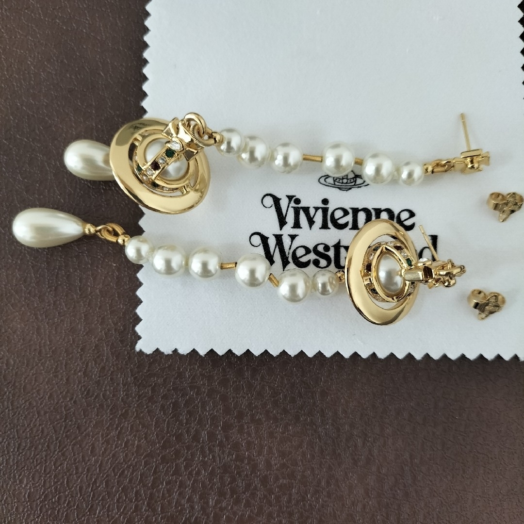 Vivienne Westwood(ヴィヴィアンウエストウッド)のヴィヴィアンウエストウッド　ロングパールピアス レディースのアクセサリー(ピアス)の商品写真