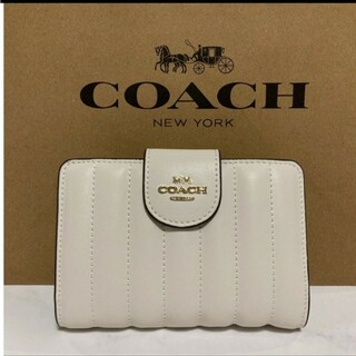 コーチ(COACH)の新品　COACH　二つ折り財布　小銭入れ有　キルティング　ホワイト　レザー(財布)