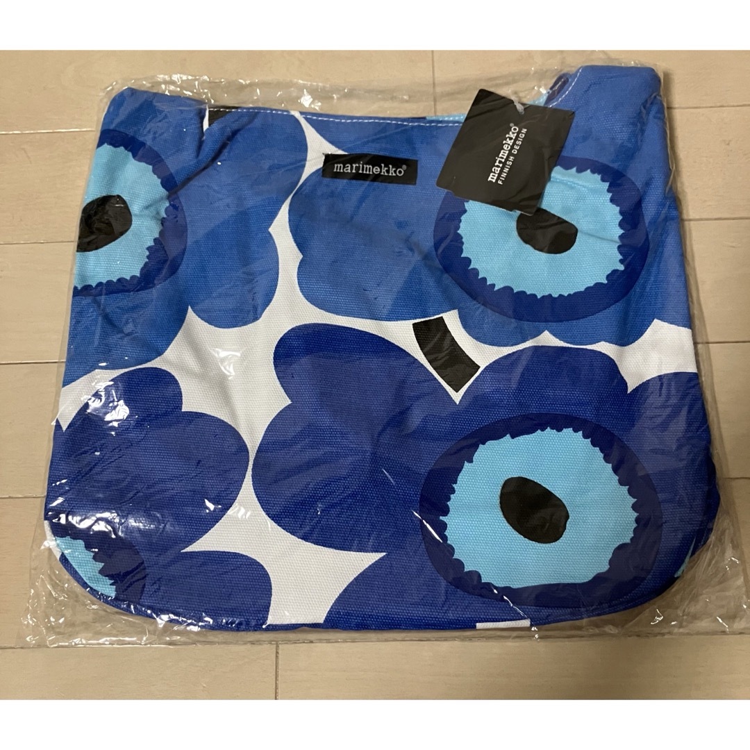 marimekko(マリメッコ)の新品　マリメッコ　ショルダーバッグ　ウニッコ柄　ブルー×ホワイト　花柄　青 レディースのバッグ(ショルダーバッグ)の商品写真