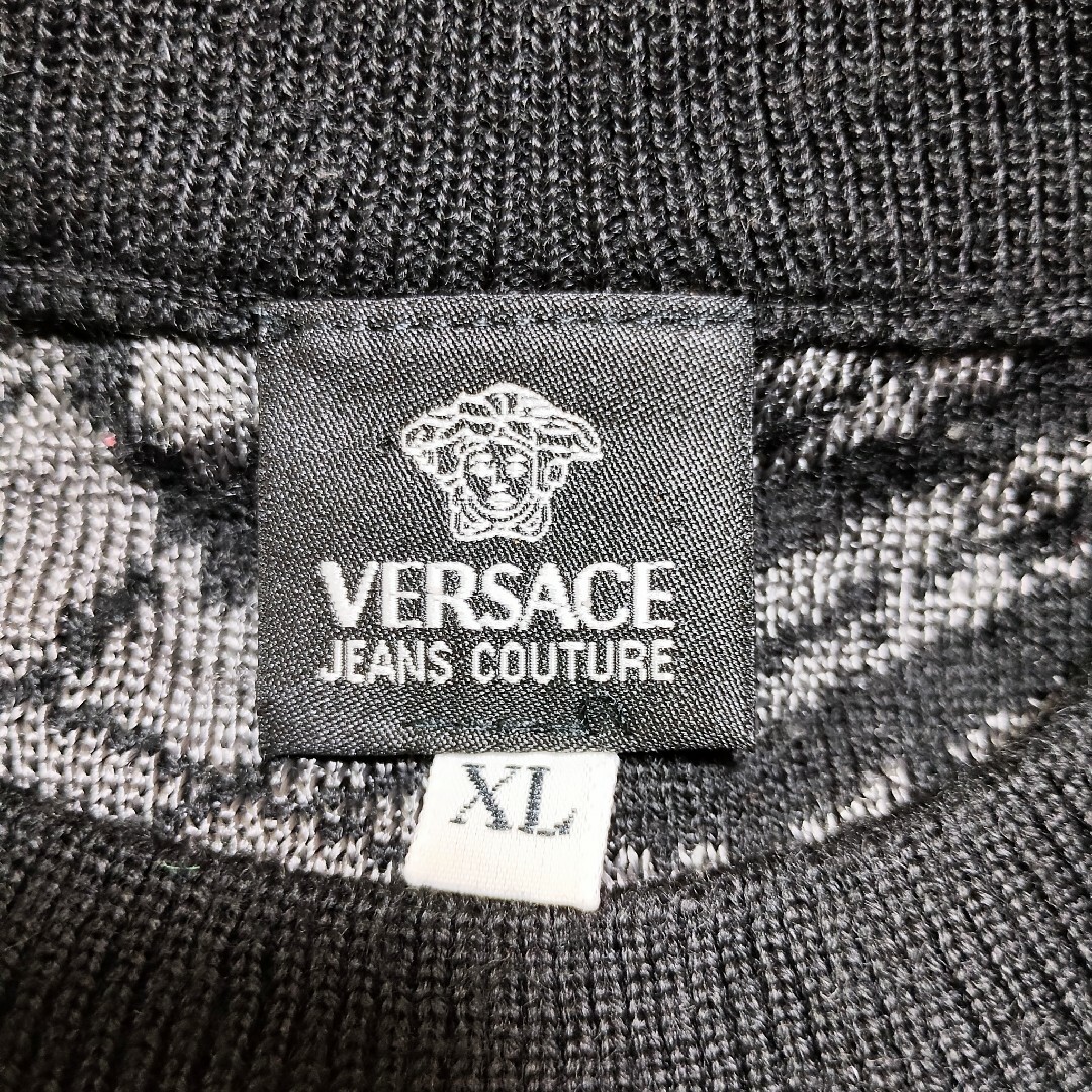VERSACE(ヴェルサーチ)の高級　VERSACE　薄手ニットセーター　総柄　黒　XL　イタリア製 メンズのトップス(ニット/セーター)の商品写真