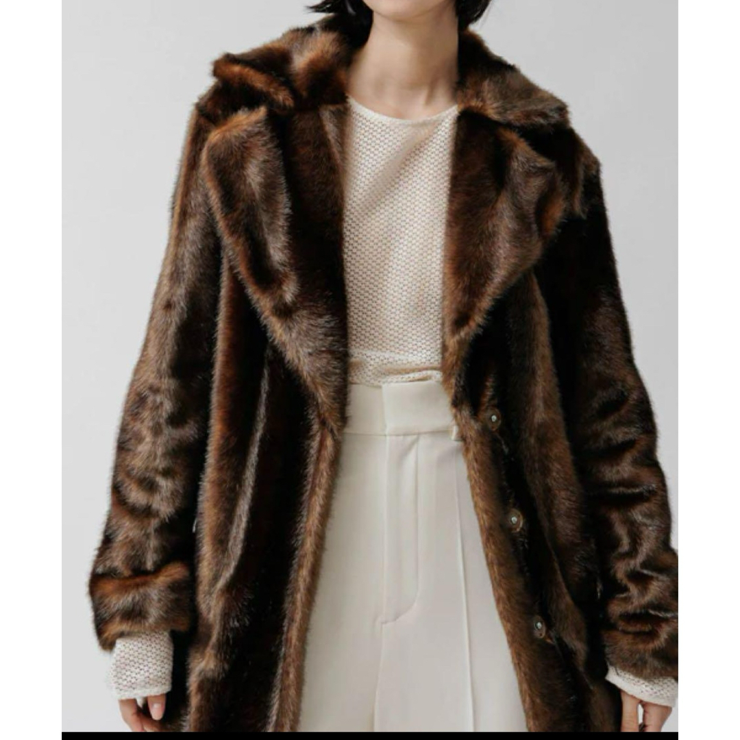 Adam et Rope'(アダムエロぺ)の【jakke】PELTMINK FAUX FUR COAT (MU TO Ｒ) レディースのジャケット/アウター(毛皮/ファーコート)の商品写真