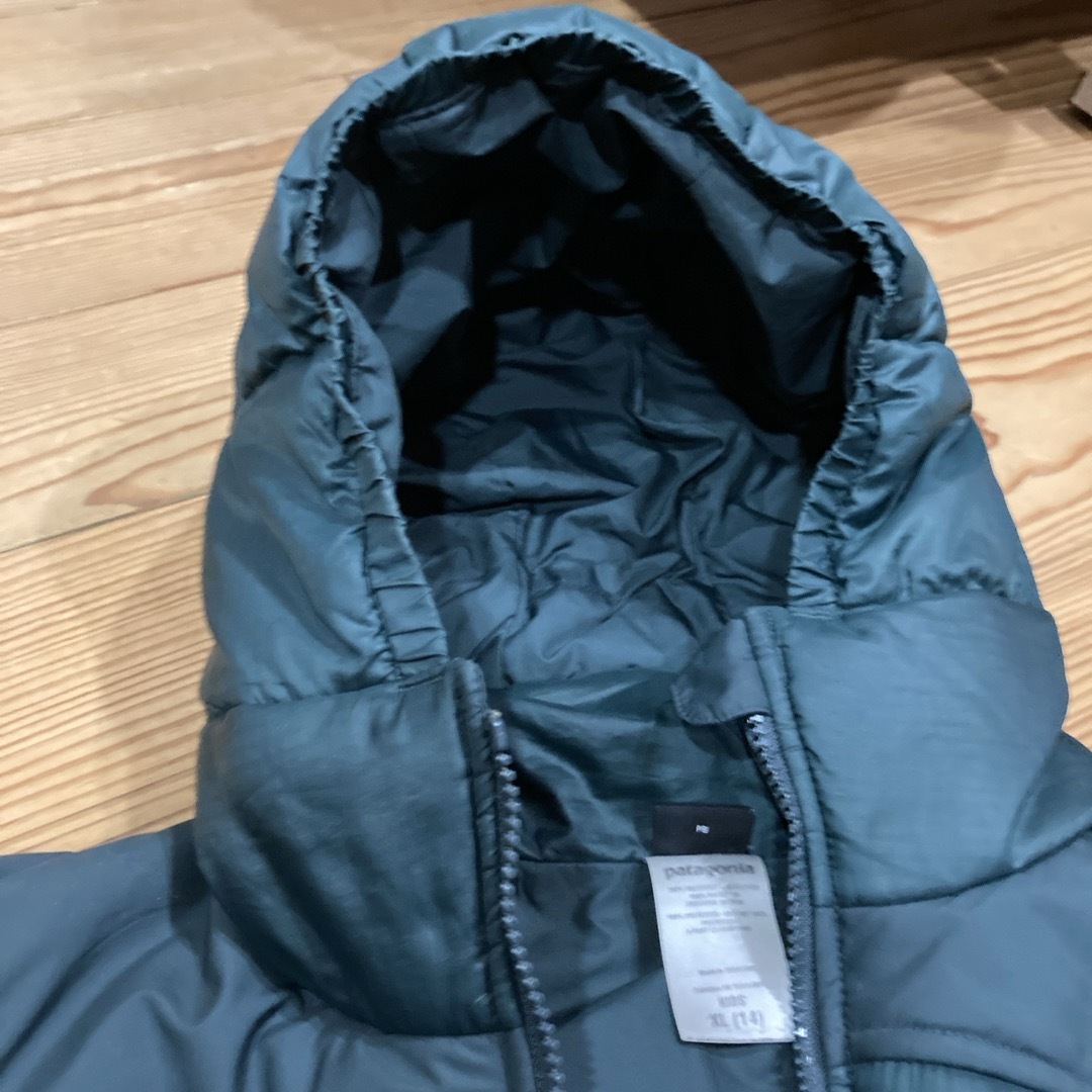 patagonia(パタゴニア)のpatagonia   ダウン　キッズXL キッズ/ベビー/マタニティのキッズ服男の子用(90cm~)(ジャケット/上着)の商品写真