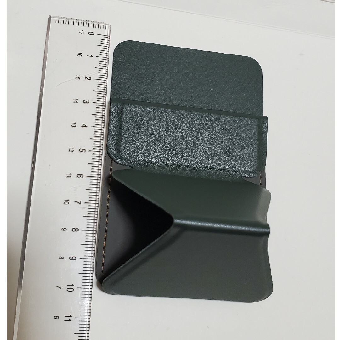 新品 未使用 スマホスタンド カード収納ポケット モスグリーン 深緑 スマホ/家電/カメラのスマホアクセサリー(モバイルケース/カバー)の商品写真