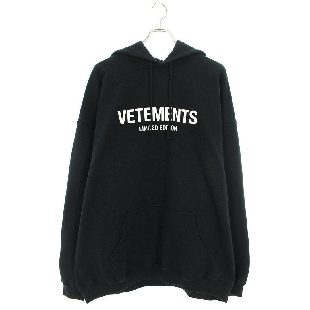 VETEMENTS(ヴェトモン)のヴェトモン  24SS  UE64HD600B リミテッドエディションロゴプリントパーカー メンズ M メンズのトップス(パーカー)の商品写真