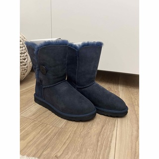 アグ(UGG)のUGG bailey button ベイリーボタン ミッドナイト ネイビー(ブーツ)