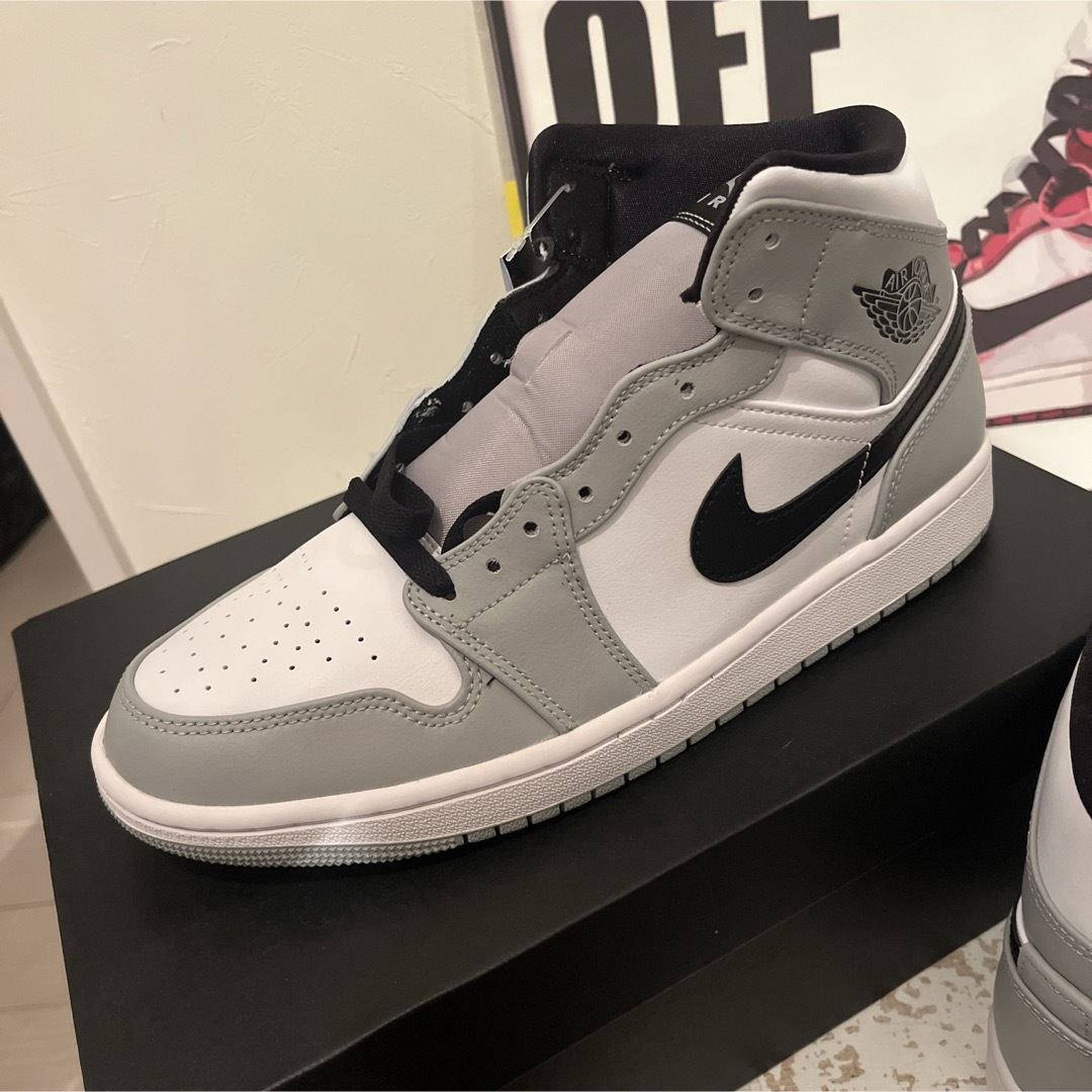 Jordan Brand（NIKE）(ジョーダン)のジョーダン1ミッド　ライトスモークグレー メンズの靴/シューズ(スニーカー)の商品写真